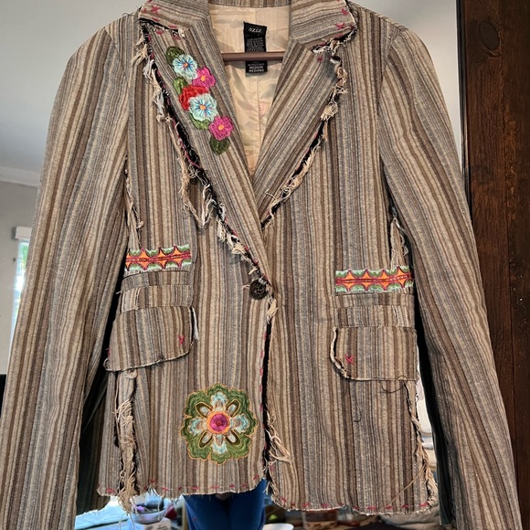 Adorable Aziz Embroidered Striped Blazer button needs a lil’ stitcheroo - Picture 6 of 14